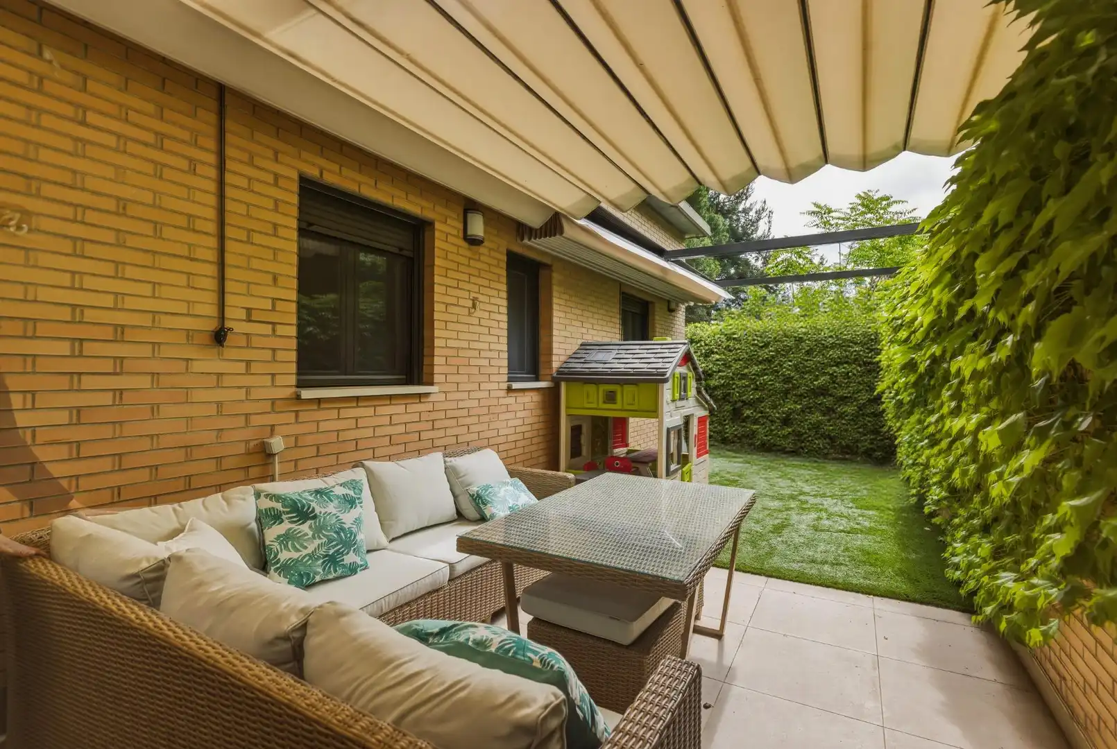 Terraza de Planta baja en venta en Madrid con Calefacción, Jardín privado y Piscina comunitaria