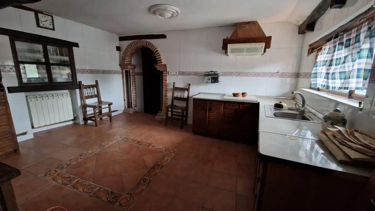 Cuina de Casa o xalet en venda en Santovenia de la Valdoncina amb Calefacció, Terrassa i Traster