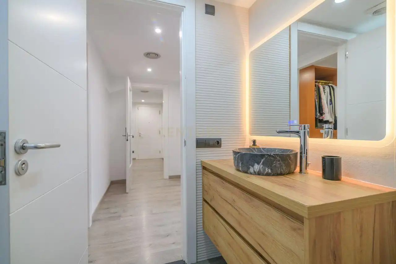 Baño de Apartamento en venta en Molins de Rei con Aire acondicionado, Trastero y Balcón