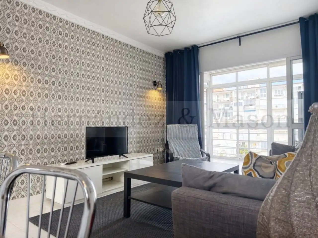Sala d'estar de Apartament en venda en Benalmádena amb Aire condicionat, Terrassa i Moblat