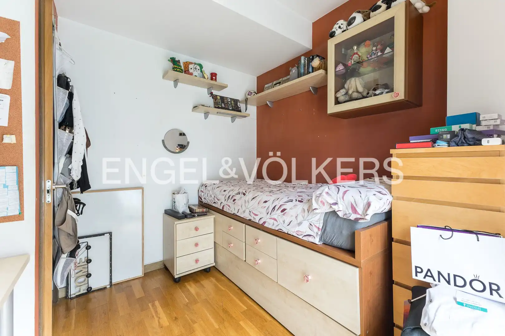 Habitación de Casa adosada en venta en Barcelona con Aire acondicionado, Calefacción y Jardín privado