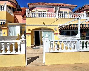 Vista exterior de Casa adosada en venda en Torrevieja amb Jardí privat, Terrassa i Balcó