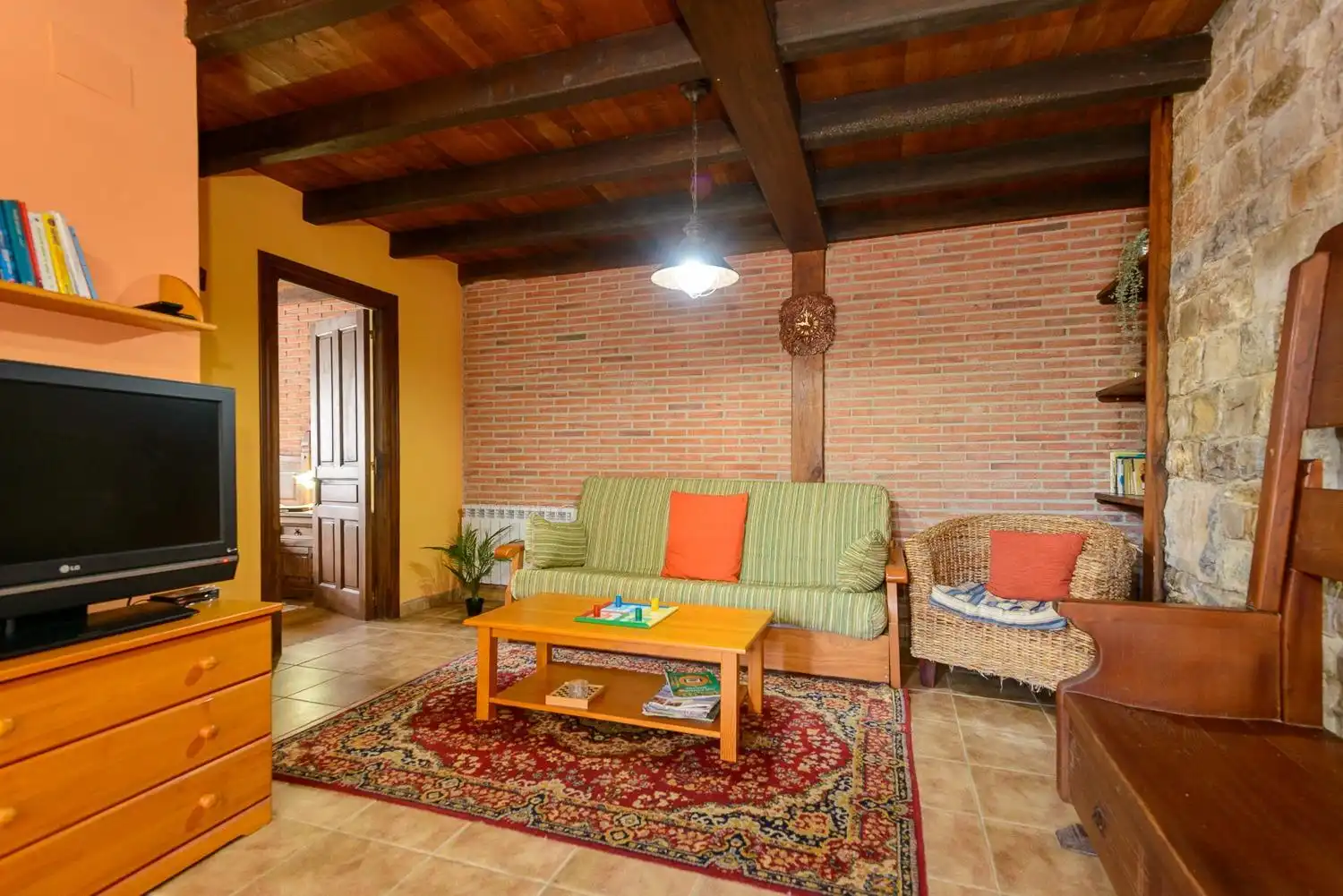 Sala d'estar de Casa o xalet en venda en Caso amb Calefacció i Moblat