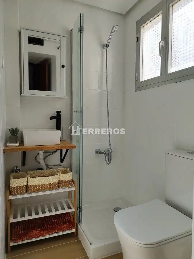 Baño de Apartamento en venta en  Logroño con Calefacción y Amueblado