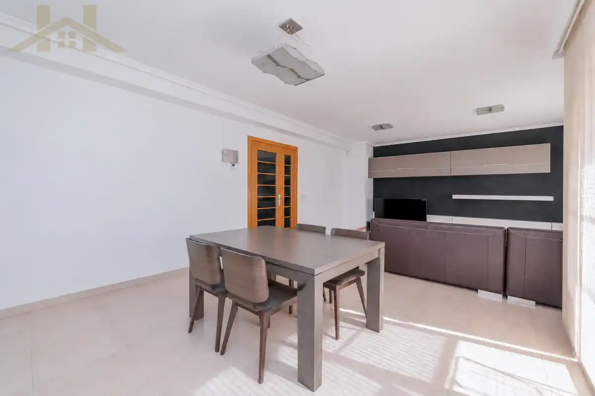 Esszimmer von Einfamilien-Reihenhaus zum Verkauf in Valdemoro mit Klimaanlage, Privatgarten und Möbliert