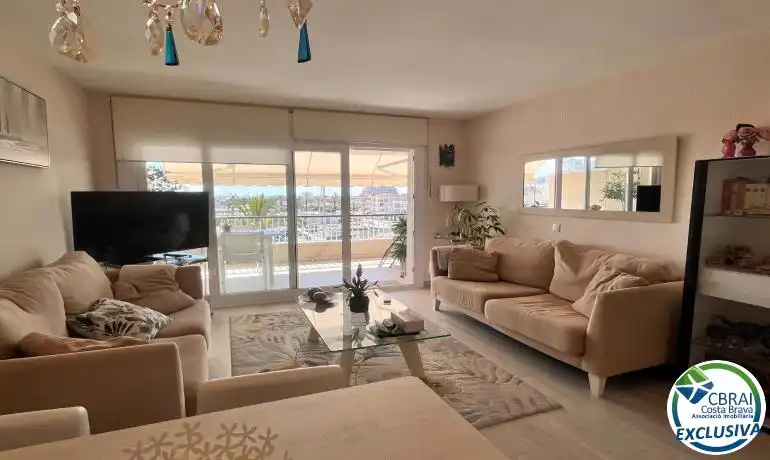 Sala d'estar de Apartament en venda en Empuriabrava amb Aire condicionat, Calefacció i Moblat