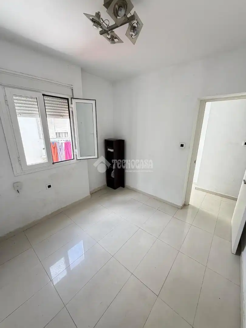 Flat for sale in Calle Lora del rio, Tiro de Línea
