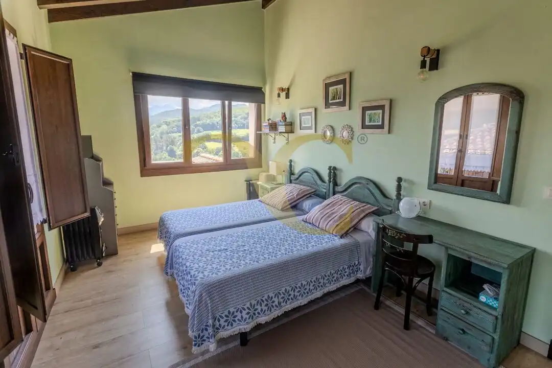 Dormitori de Casa o xalet en venda en Cangas de Onís amb Calefacció, Jardí privat i Terrassa