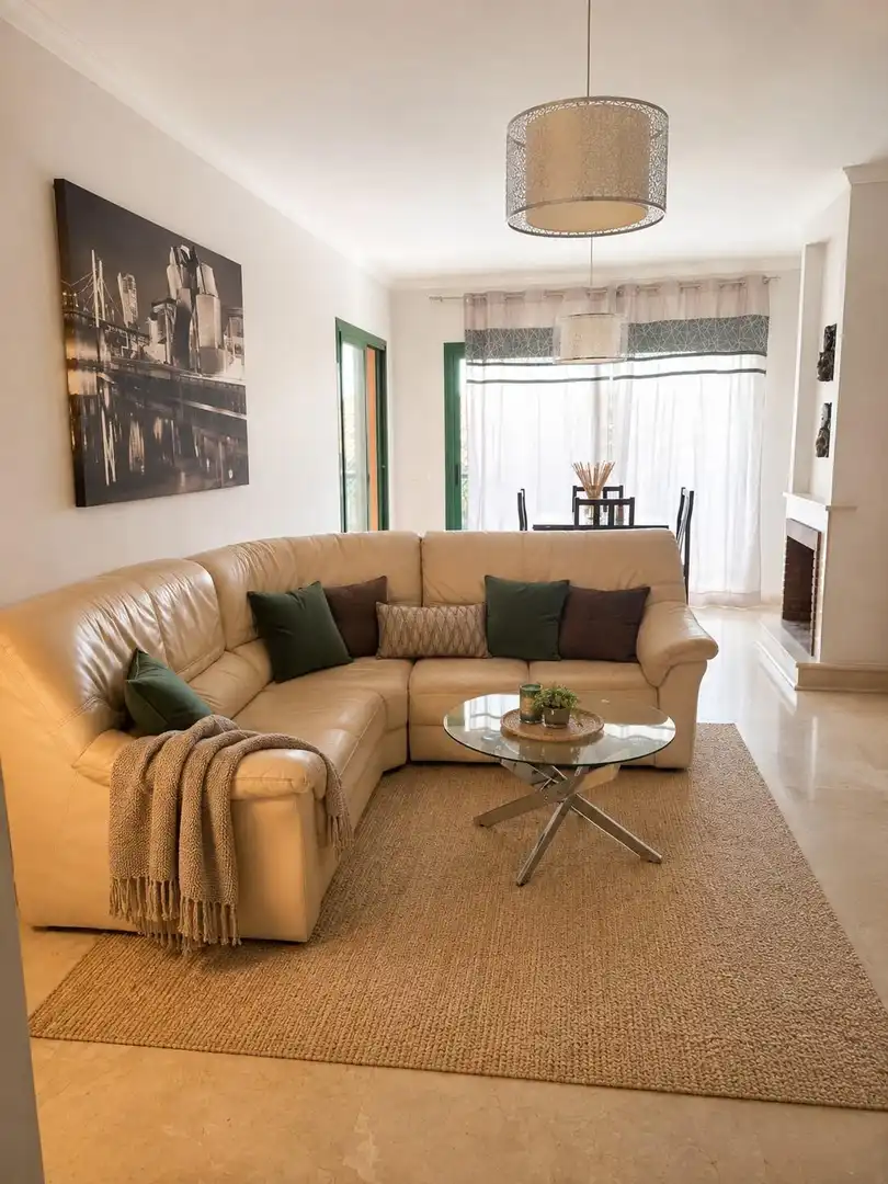 Sala de estar de Apartamento de alquiler en Fuengirola con Terraza, Amueblado y Piscina comunitaria