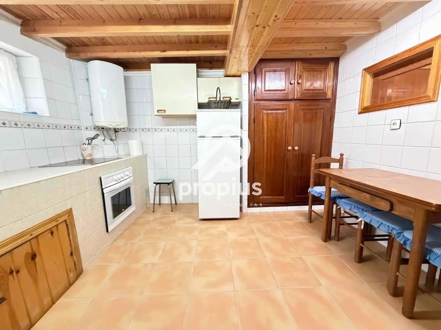 Cuina de Casa o xalet en venda en Llanes amb Calefacció, Terrassa i Traster