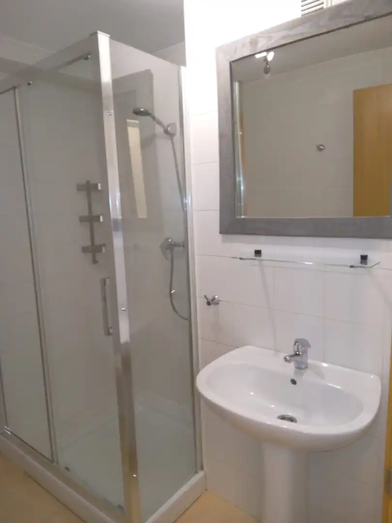 Badezimmer von Wohnung zur Miete in Sevilla mit Klimaanlage, Heizung und Waschmaschine