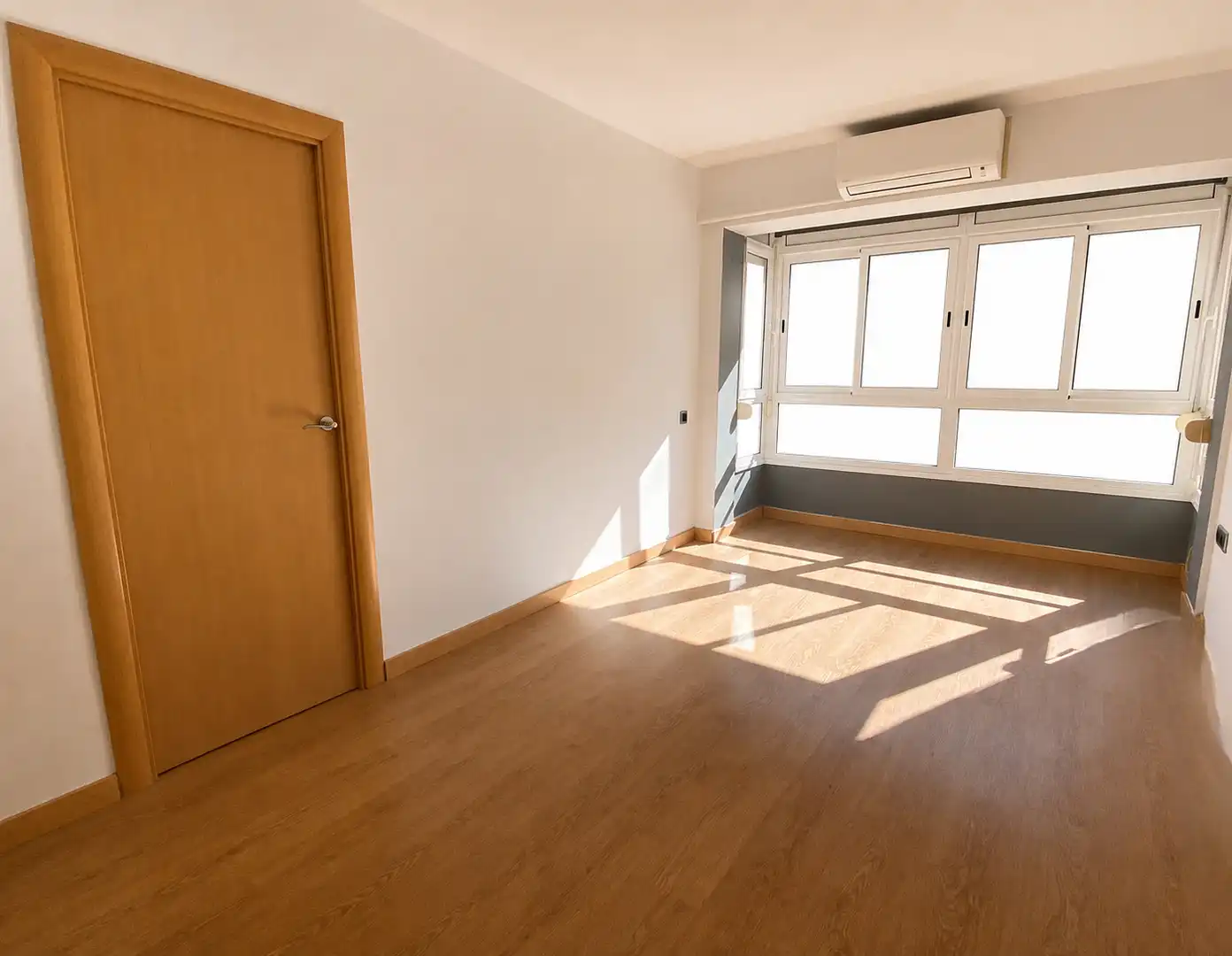 Schlafzimmer von Wohnung zum Verkauf in Barcelona mit Klimaanlage und Heizung