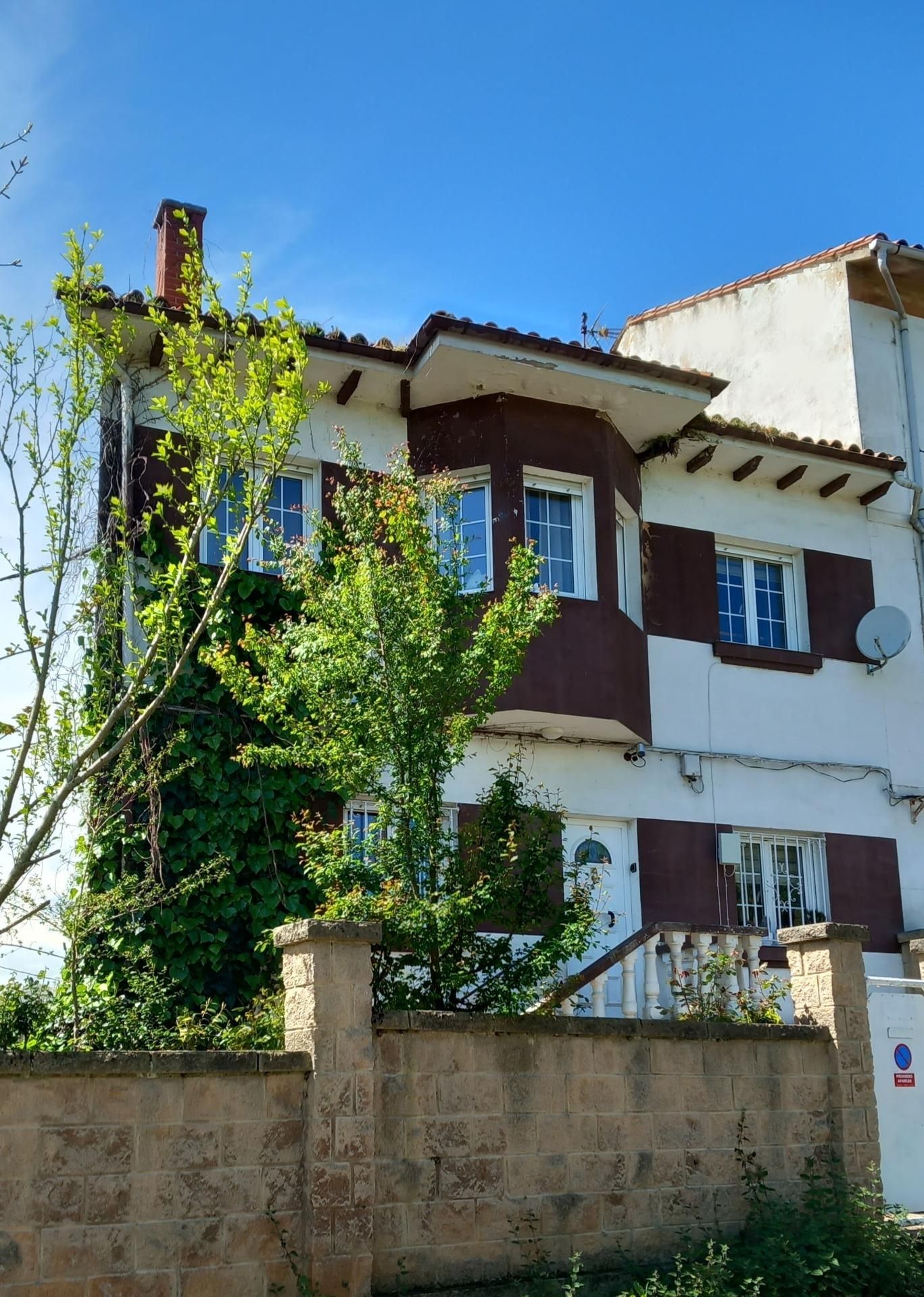 Vista exterior de Casa adosada en venta en Oviedo  con Calefacción y Jardín privado