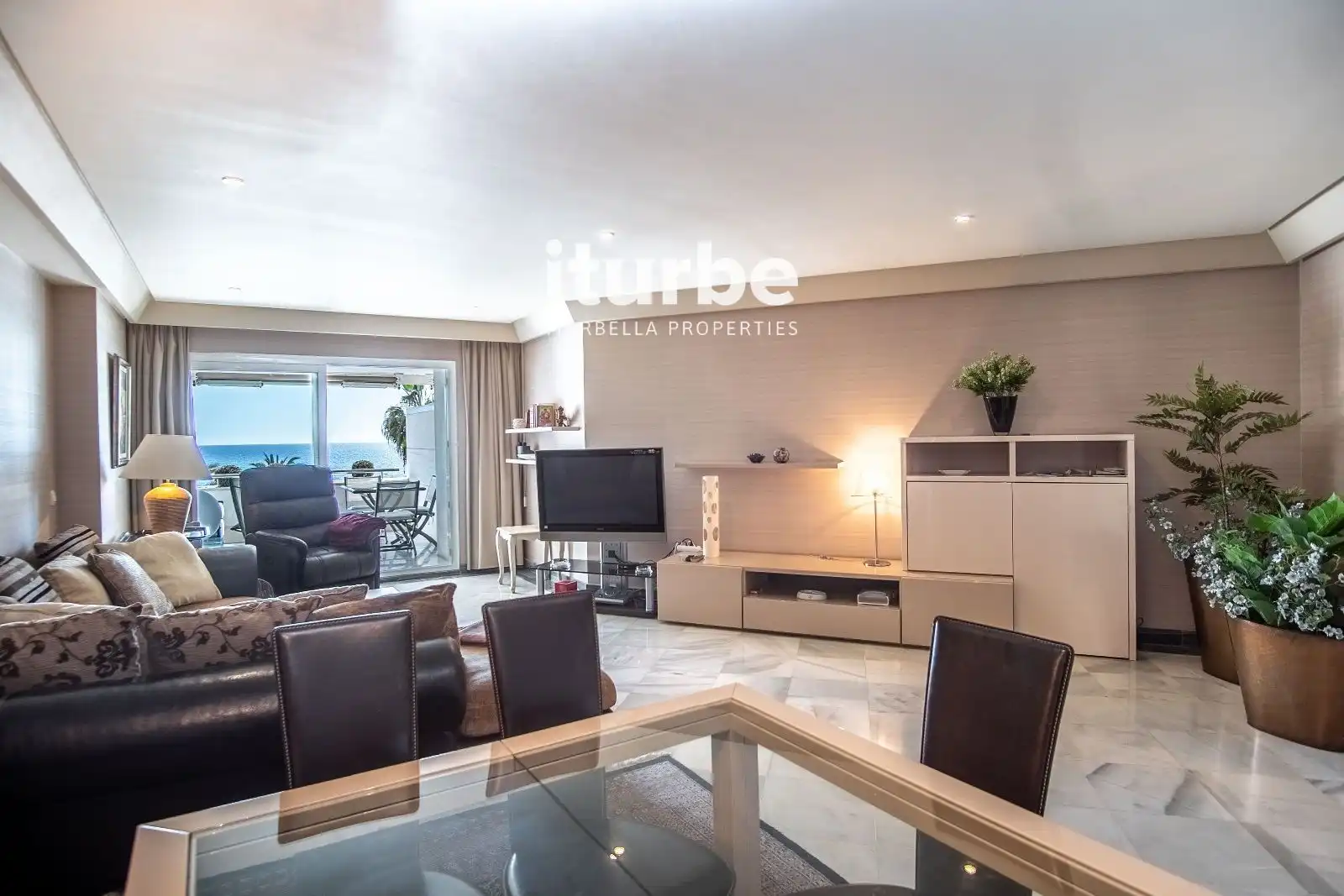 Living room of Flat for rent in Marbella  with Air Conditioner, Terrace and Swimming Pool