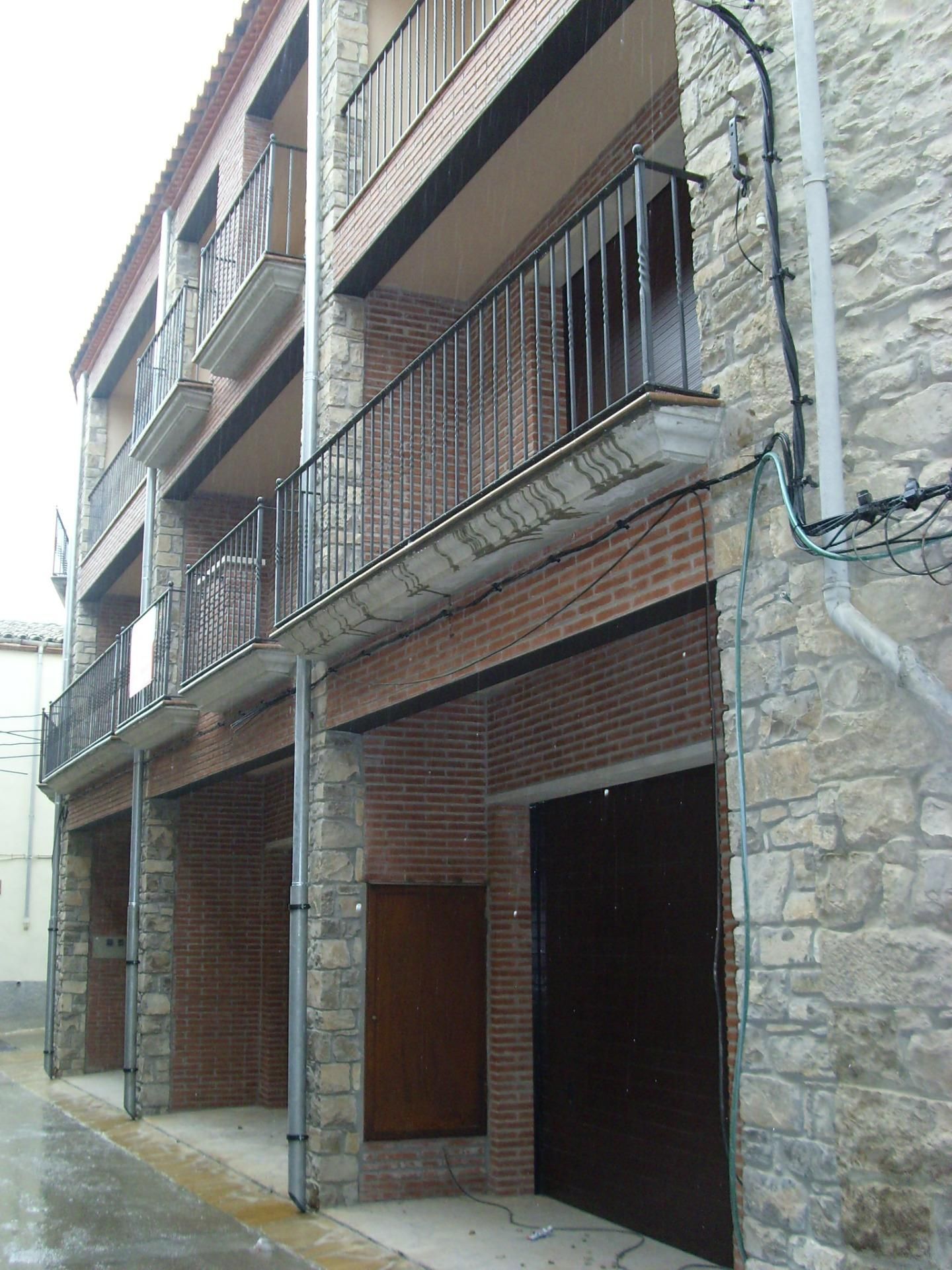Vista exterior de Casa adosada en venda en Guimerà amb Calefacció, Terrassa i Balcó