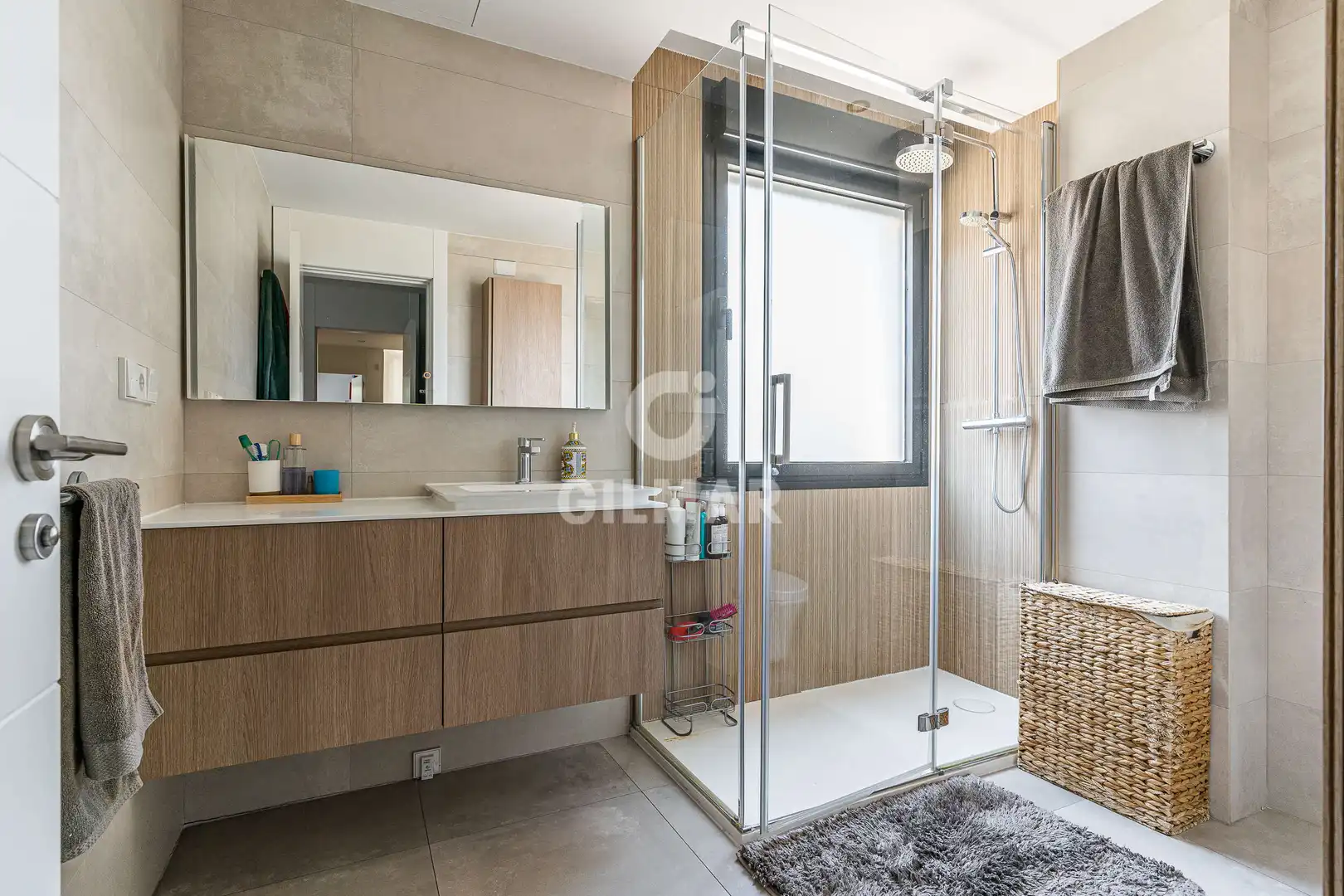 Badezimmer von Einfamilien-Reihenhaus zum Verkauf in Madrid mit Heizung, Privatgarten und Schwimmbad