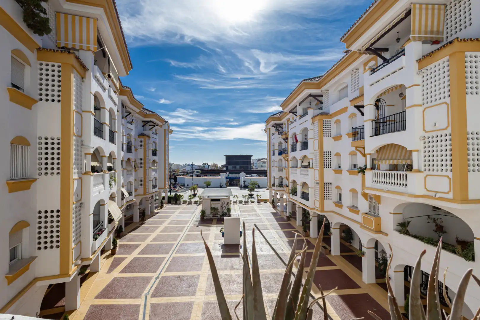 Außenansicht von Wohnungen zum Verkauf in Marbella mit Klimaanlage, Terrasse und Möbliert