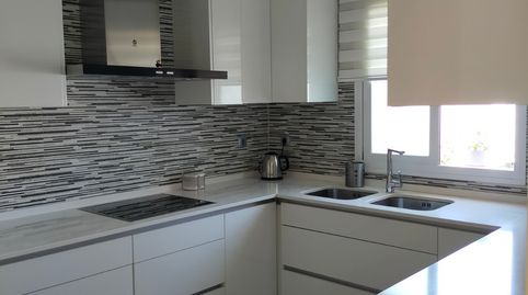 Elegante casa de tres dormitorios con garaje privado y piscina comunitaria, imatge 3