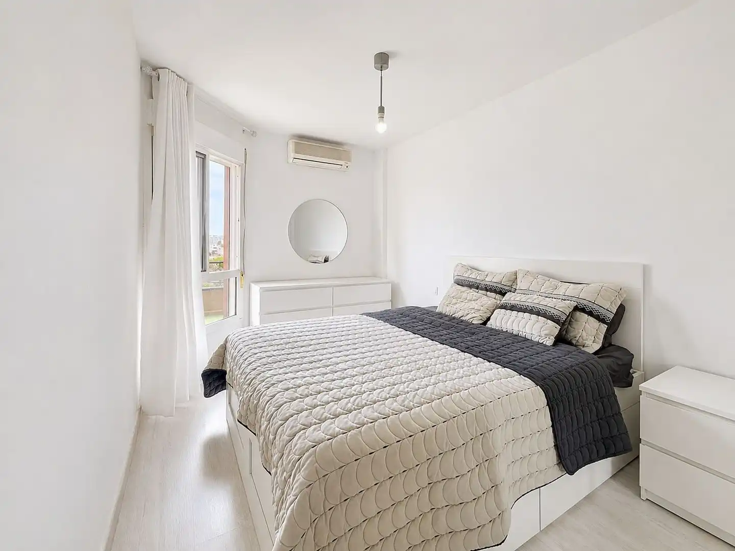 Dormitori de Apartament en venda en Benalmádena amb Jardí privat i Piscina comunitària