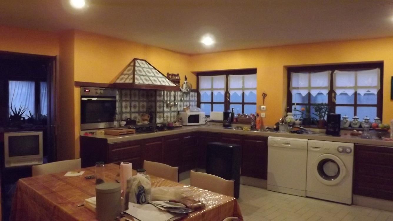 Cuina de Casa o xalet en venda en Monterrubio de Armuña amb Jardí privat, Terrassa i Traster