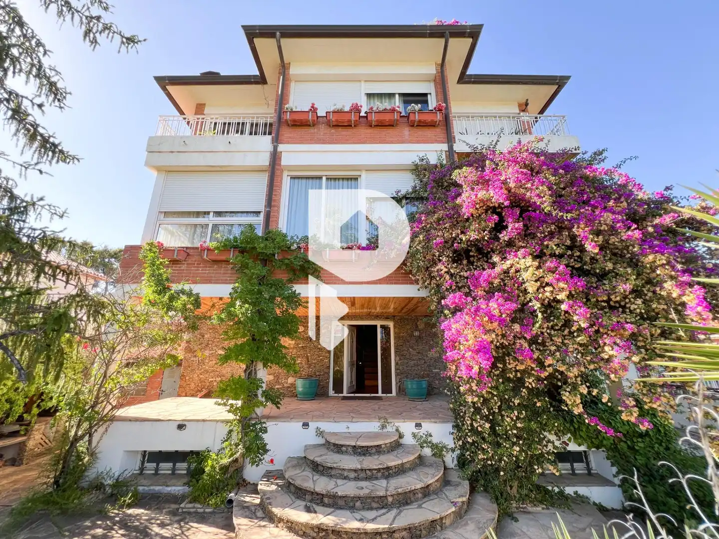 Vista exterior de Casa o xalet en venda en Vallirana amb Calefacció, Jardí privat i Terrassa