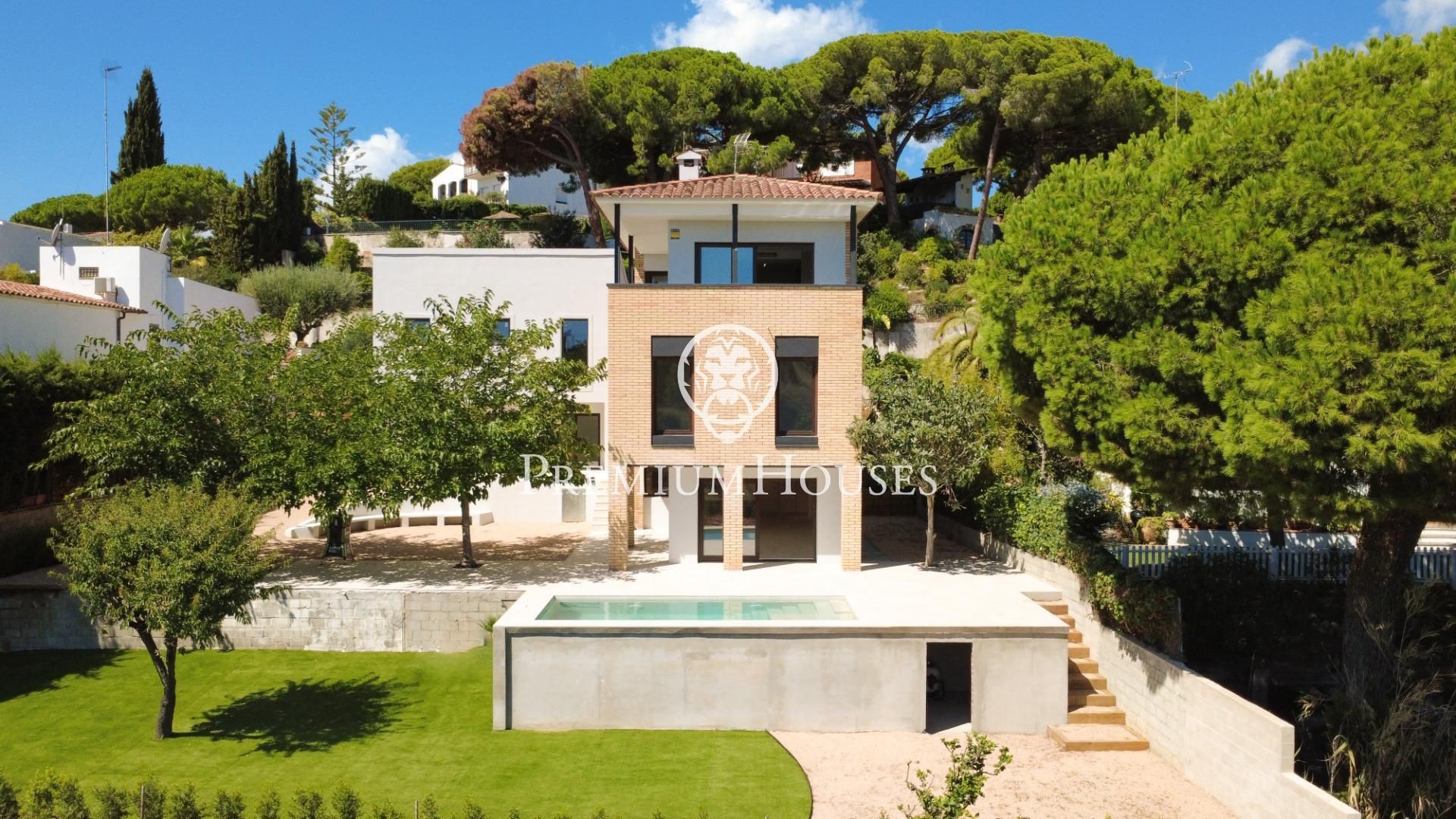Vista exterior de Casa o xalet en venda en Arenys de Mar amb Aire condicionat, Jardí privat i Terrassa