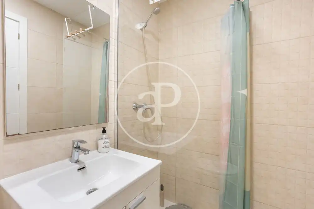 Bathroom of Flat for rent in Valencia  with Air Conditioner, Heating and Furnished