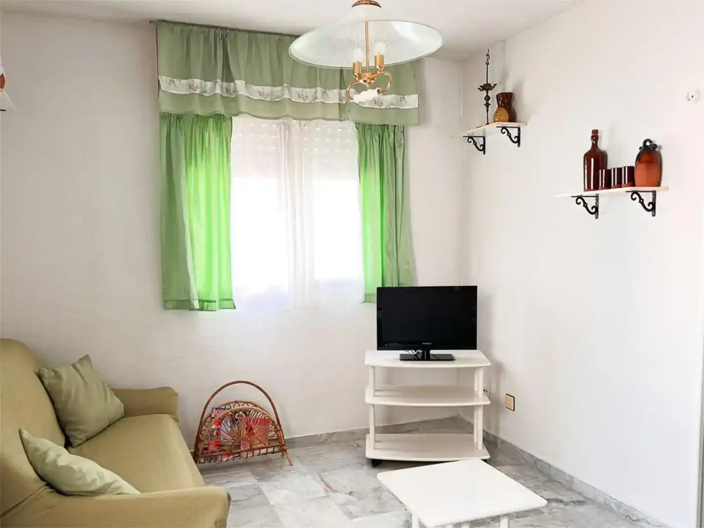 Wohnzimmer von Wohnungen zur Miete in Salobreña mit Schwimmbad und Balkon