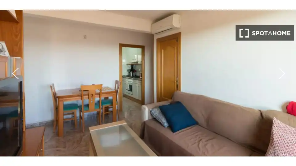 Sala de estar de Piso para compartir en L'Hospitalet de Llobregat con Aire acondicionado, Calefacción y Amueblado