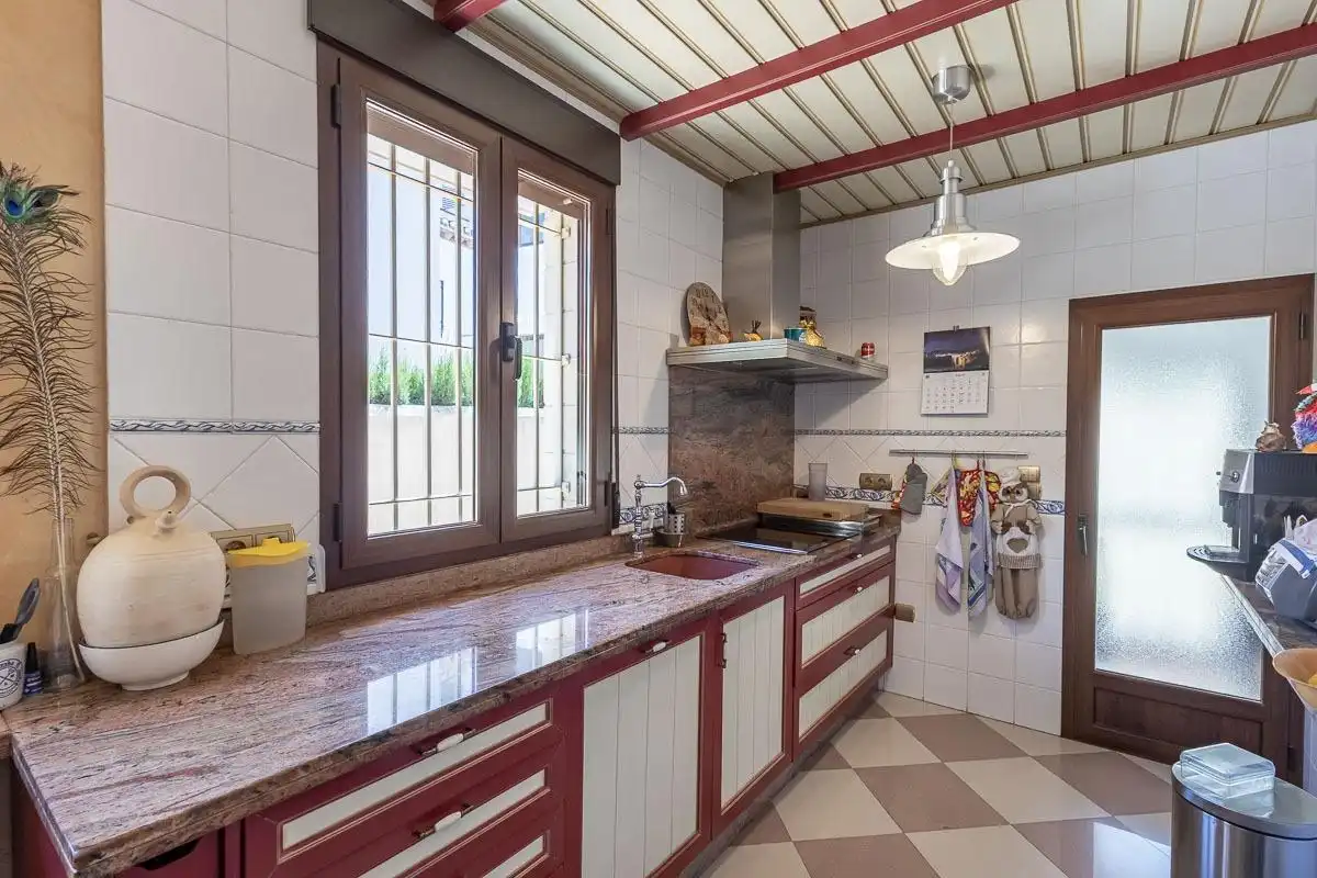 Cuina de Casa o xalet en venda en Granada amb Aire condicionat, Calefacció i Jardí privat