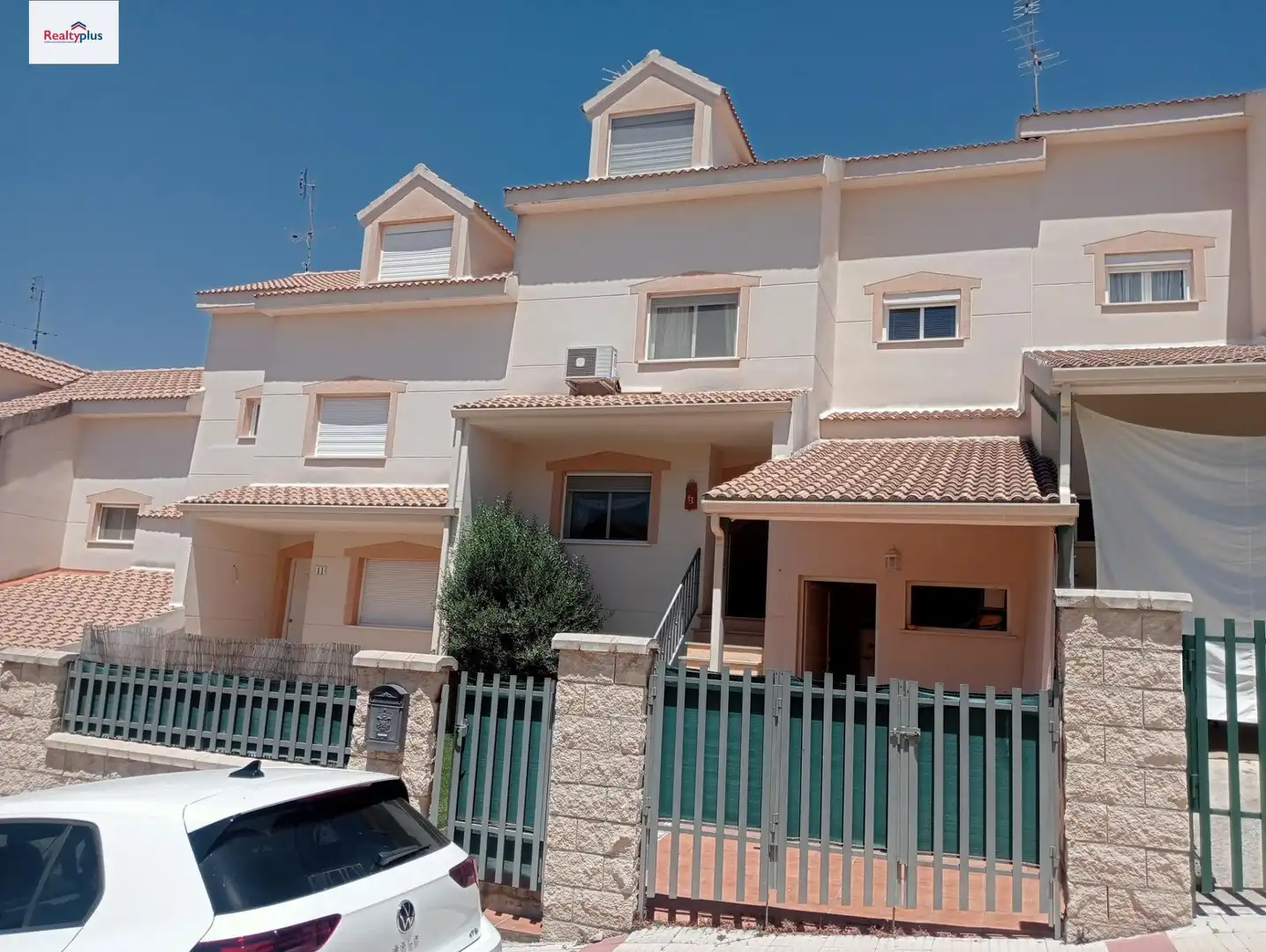 Vista exterior de Casa adosada en venta en Burgohondo