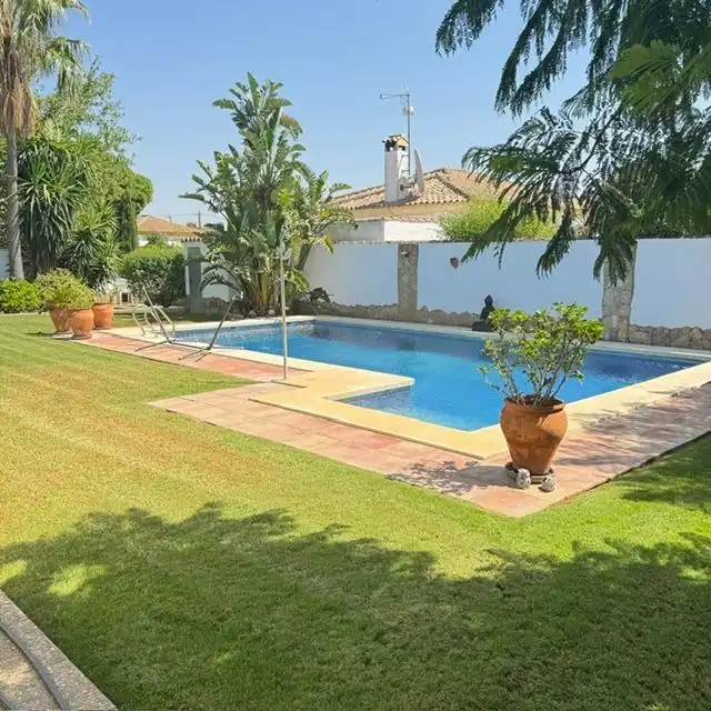 Piscina de Casa o xalet en venda en Chiclana de la Frontera amb Aire condicionat, Calefacció i Jardí privat