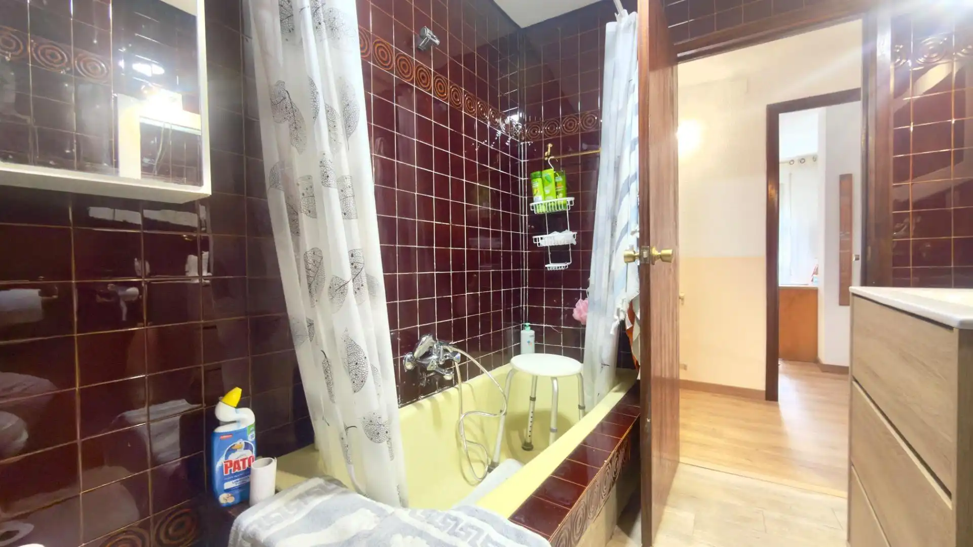 Baño de Piso en venta en A Pobra de Trives  con Calefacción y Amueblado