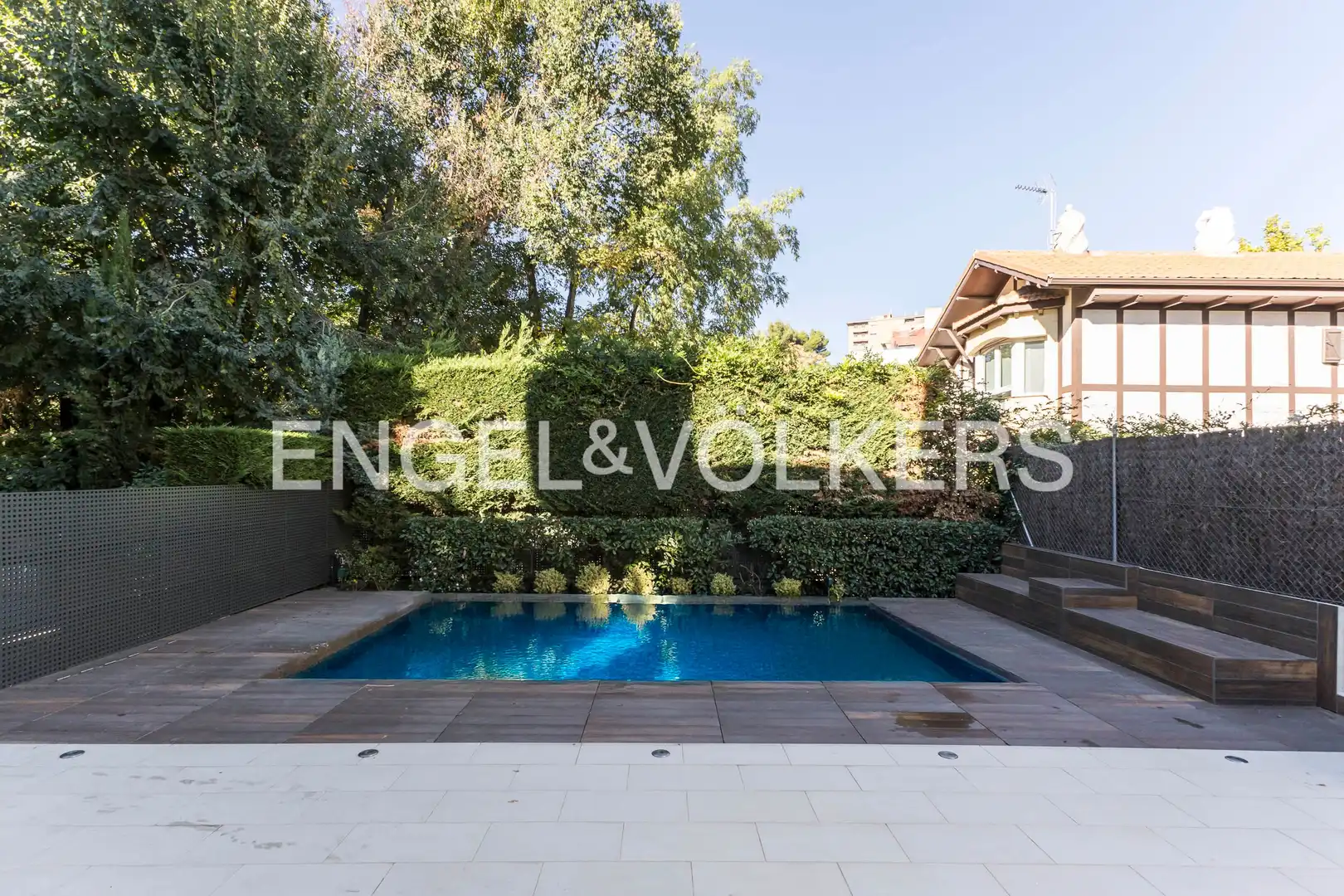 Piscina de Casa adosada en venta en Madrid con Aire acondicionado, Calefacción y Jardín privado