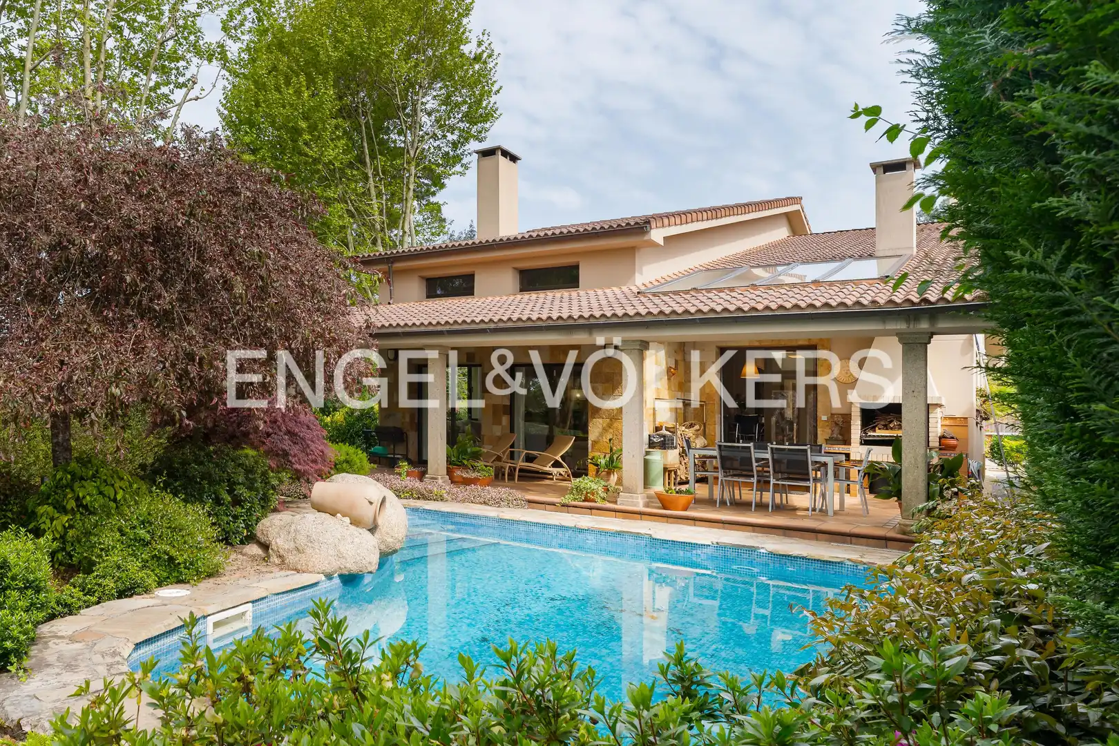Vista exterior de Casa o xalet en venda en Oleiros amb Calefacció, Jardí privat i Terrassa