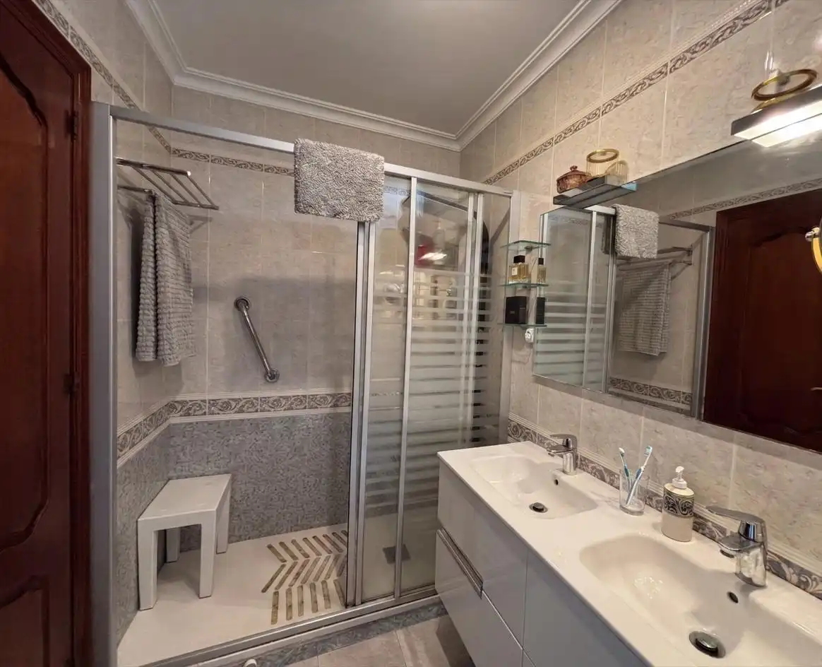 Baño de Ático en venta en Huelva con Aire acondicionado, Terraza y Amueblado