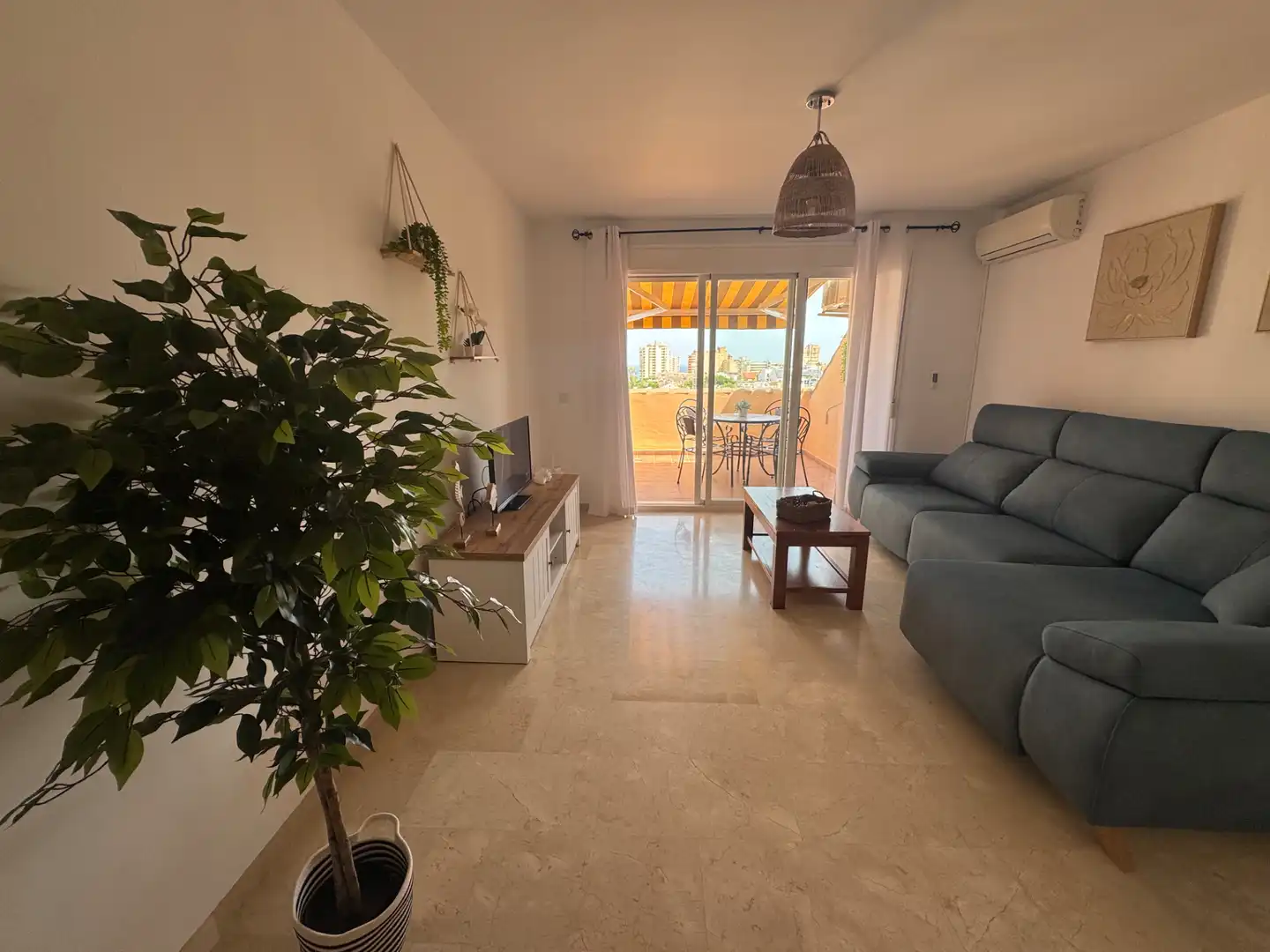 Sala d'estar de Apartament de lloguer en Fuengirola amb Aire condicionat, Terrassa i Moblat