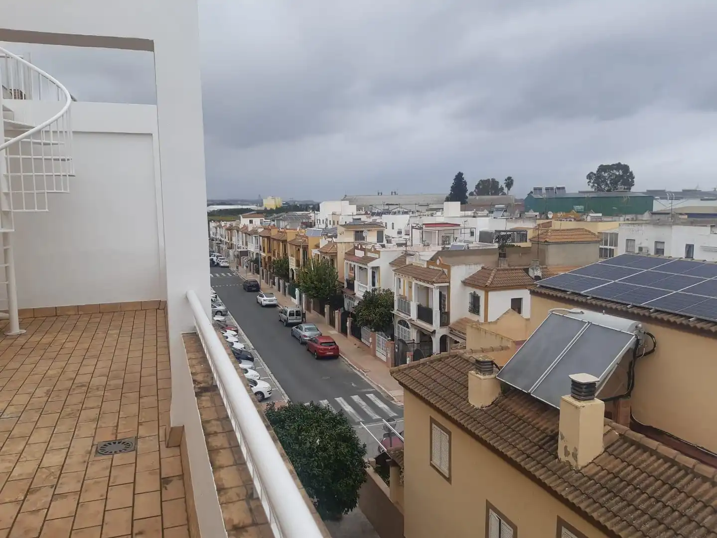Vista exterior de Ático en venta en Dos Hermanas con Aire acondicionado, Terraza y Alarma
