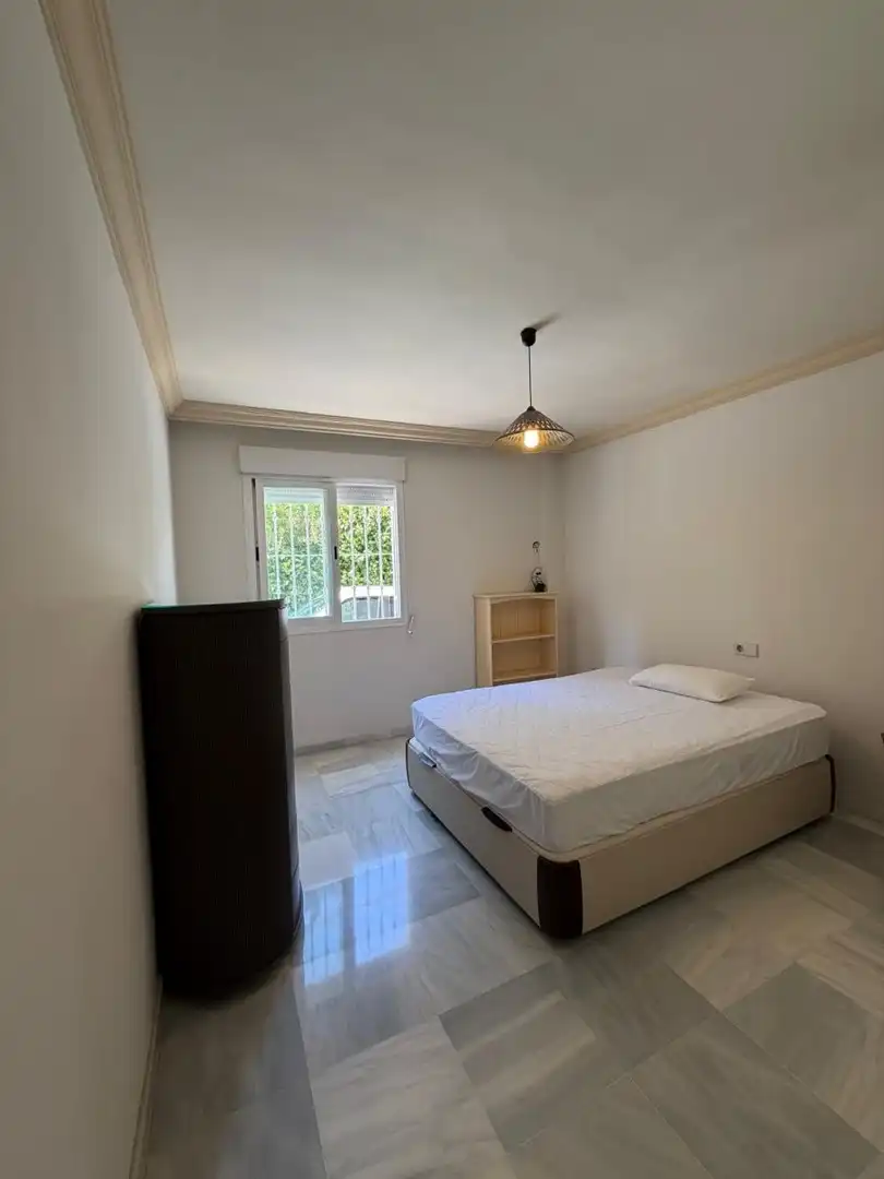 Schlafzimmer von Wohnungen zur Miete in Marbella mit Privatgarten und Gemeinschaftspool