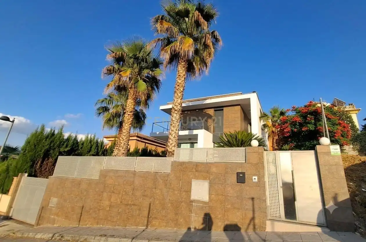 Vista exterior de Casa o xalet en venda en La Zubia amb Aire condicionat, Jardí privat i Traster