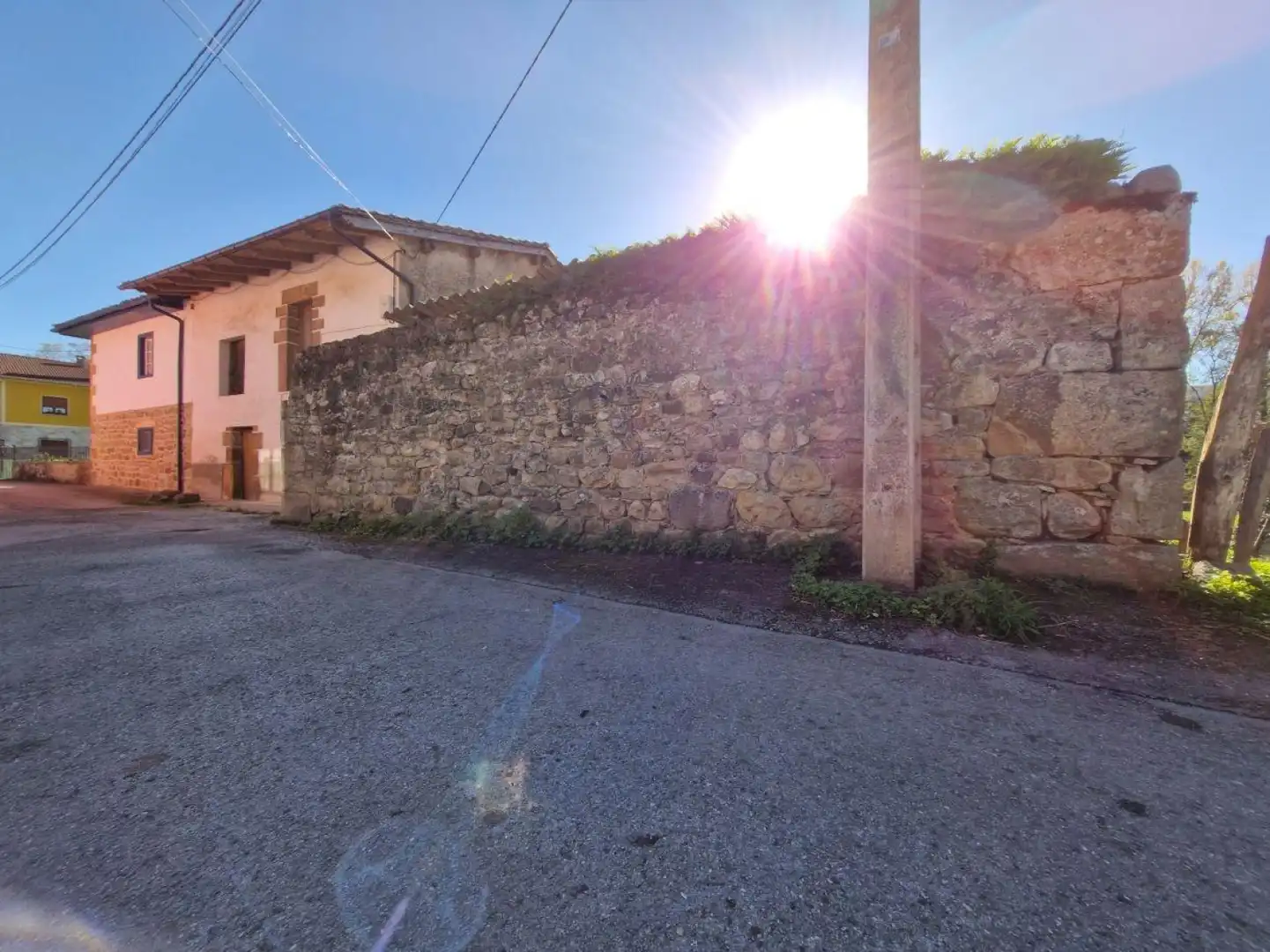 Außenansicht von Einfamilien-Reihenhaus zum Verkauf in Arenas de Iguña mit Privatgarten und Balkon