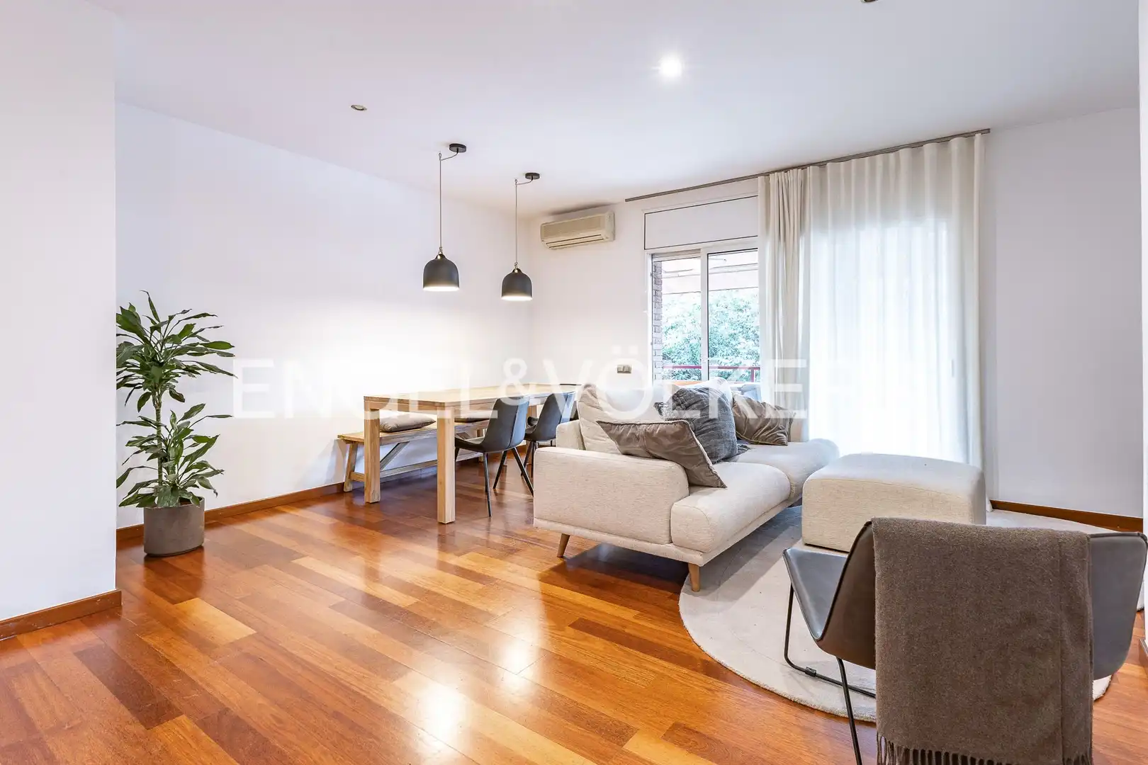 Vista exterior de Piso en venta en Sant Cugat del Vallès con Aire acondicionado, Calefacción y Jardín privado