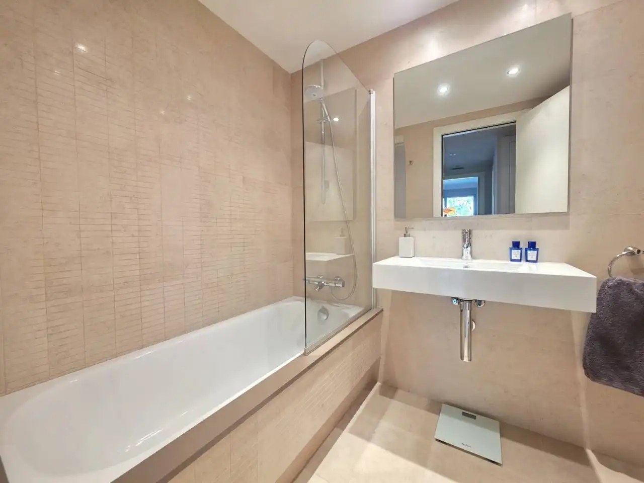 Badezimmer von Wohnungen zum Verkauf in Barcelona mit Klimaanlage, Heizung und Parkett