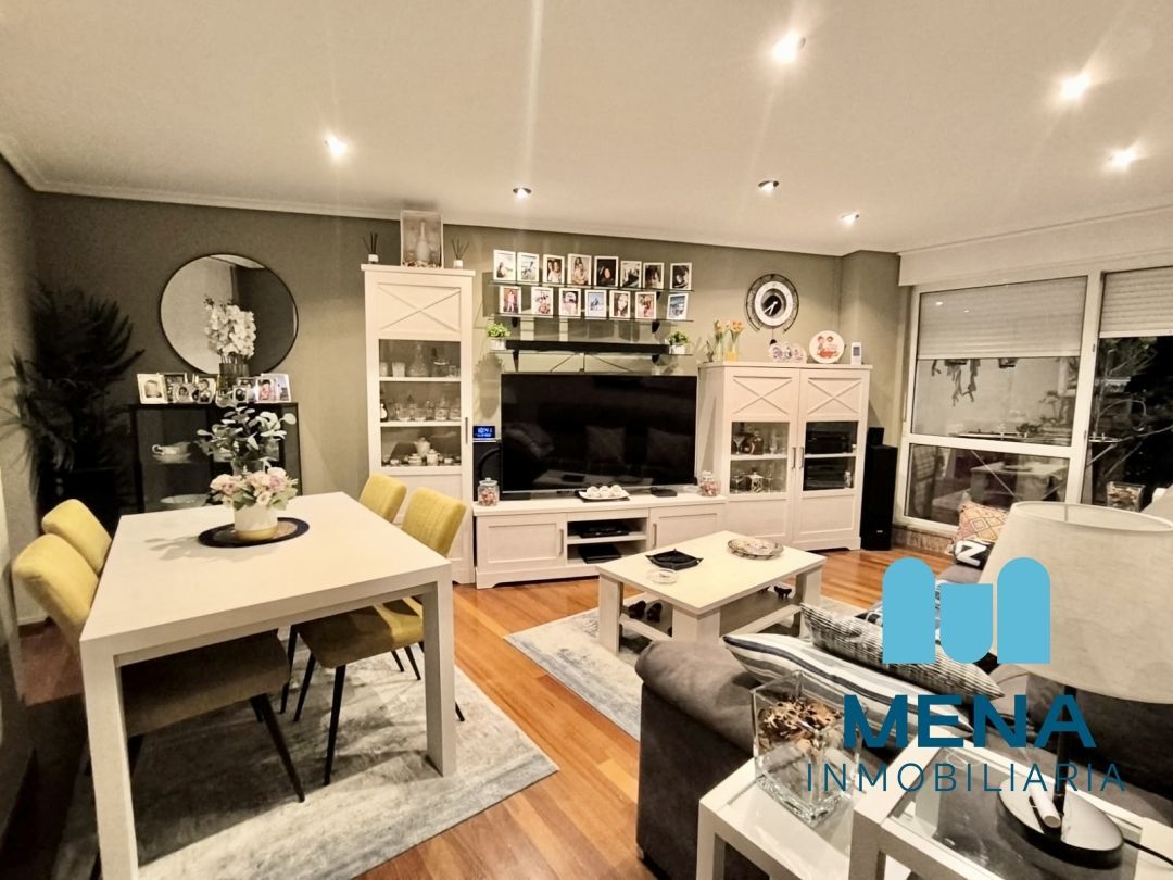 Sala d'estar de Pis en venda en Santa Cruz de Bezana amb Calefacció, Terrassa i Traster