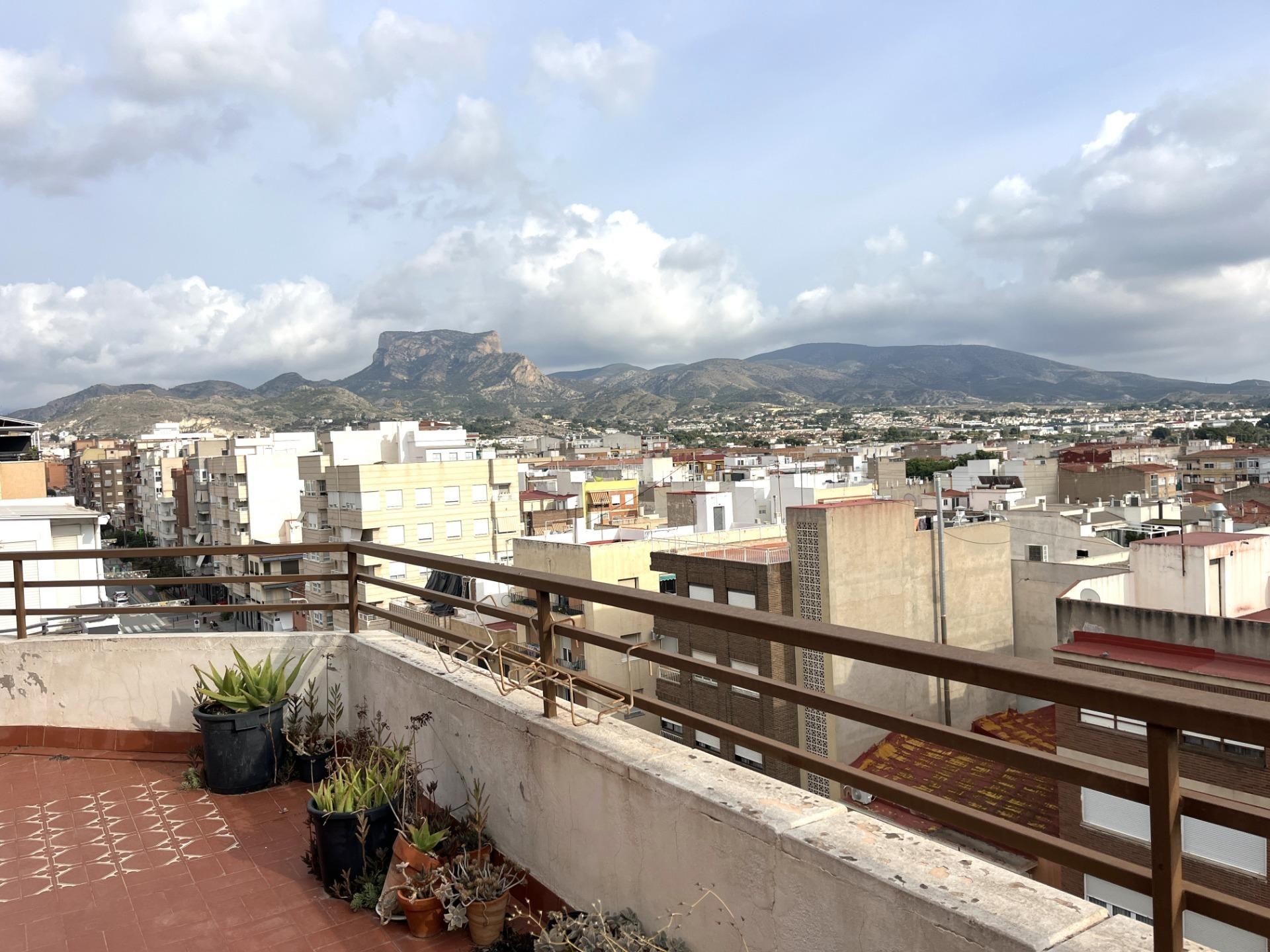 Vista exterior de Àtic en venda en Elda amb Calefacció, Terrassa i Balcó