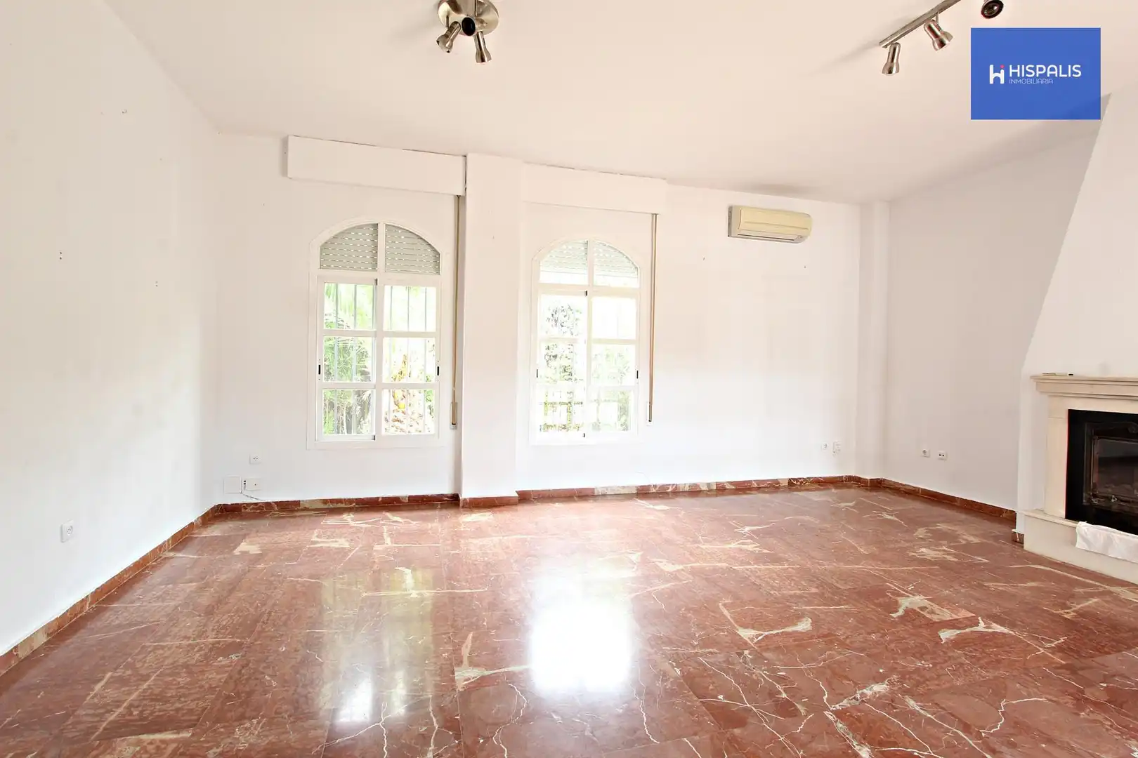 Sala de estar de Casa o chalet en venta en Almensilla con Aire acondicionado, Trastero y Piscina