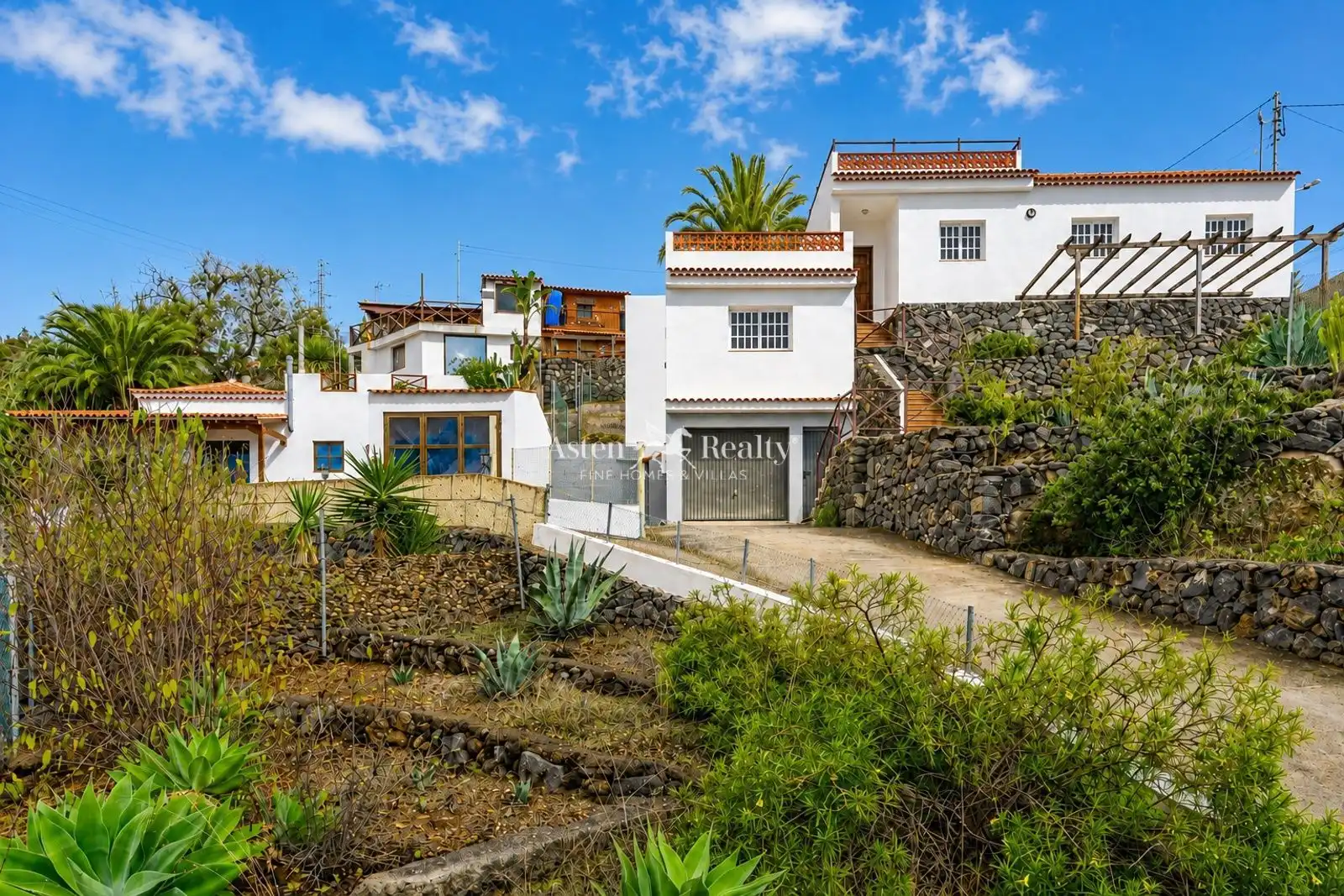 Vista exterior de Casa o xalet en venda en Guía de Isora amb Jardí privat, Terrassa i Moblat