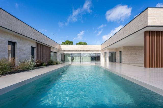 Casa-chalet en Venta en  CL VALLE TORMES en Las Lomas