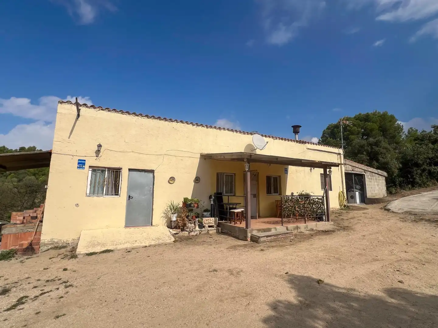 Vista exterior de Finca rústica en venda en Les Borges del Camp amb Jardí privat, Traster i Piscina