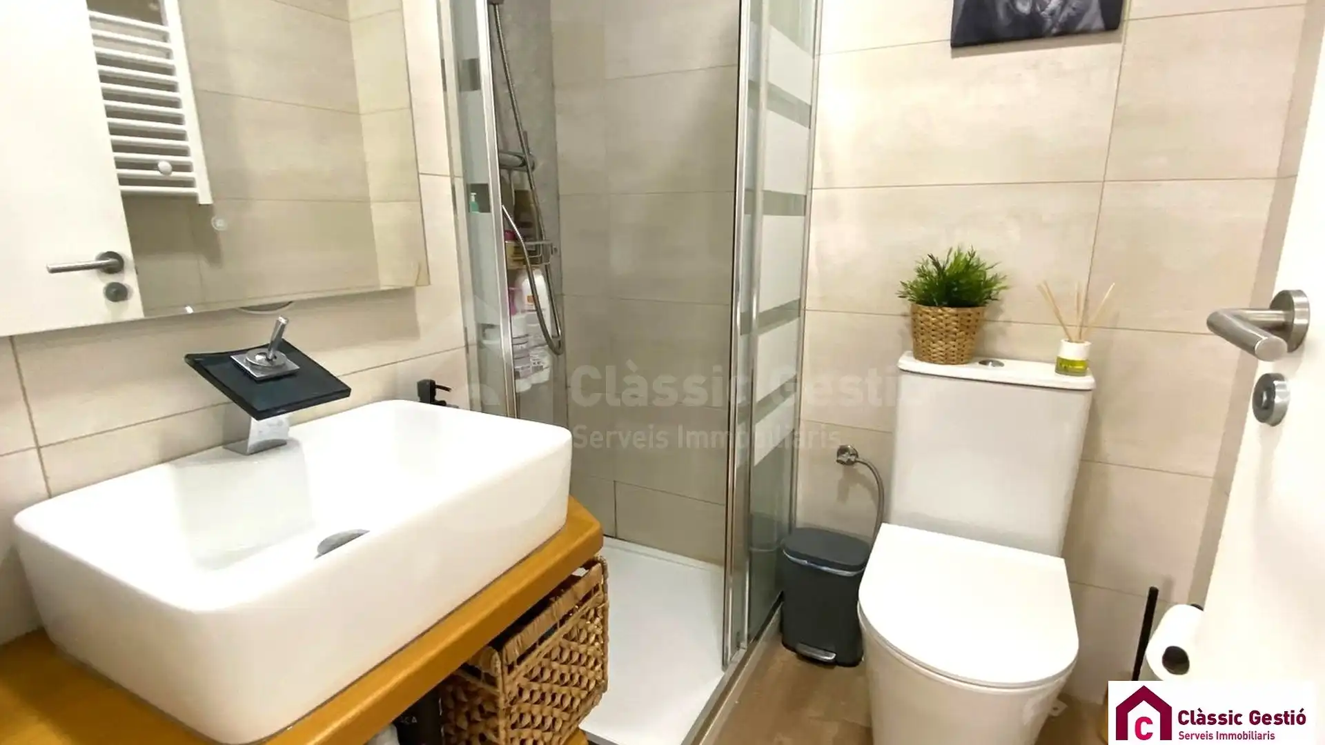 Bathroom of Flat for sale in Terrassa  with Air Conditioner, Heating and Balcony